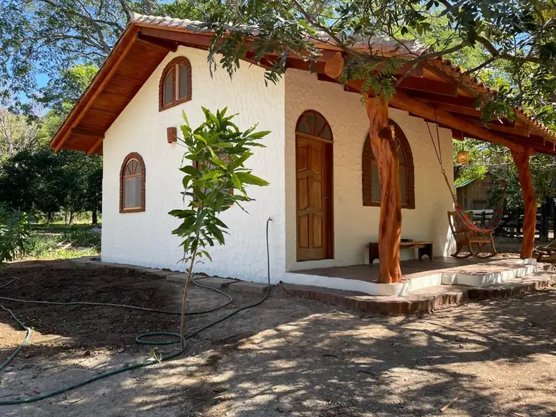 Casita Blanca con ventanas en arco