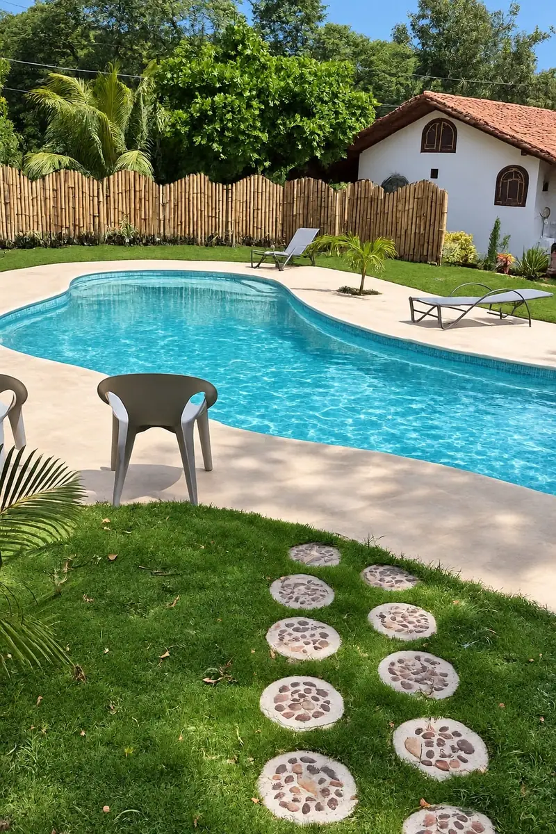 La piscina de la finca y la Casita Blanca al fondo