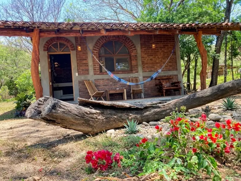 Casita de Ladrillo con su corredor y hamaca