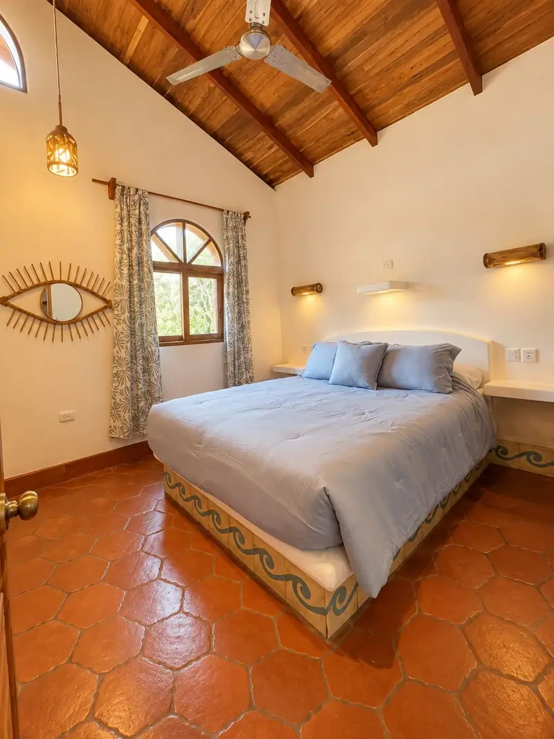 Habitación con techo de madera y cama doble